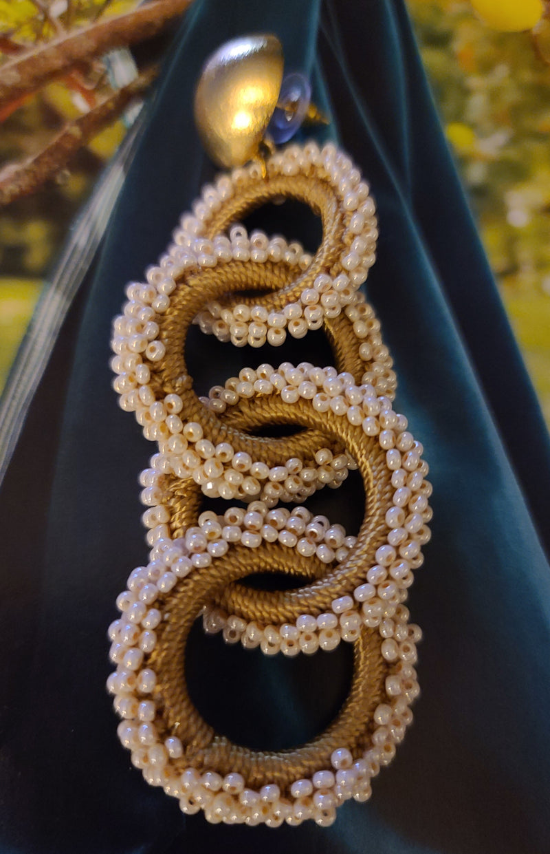 Amanda Interlocking Beaded Hoops(Pearl/Beige/Gold)