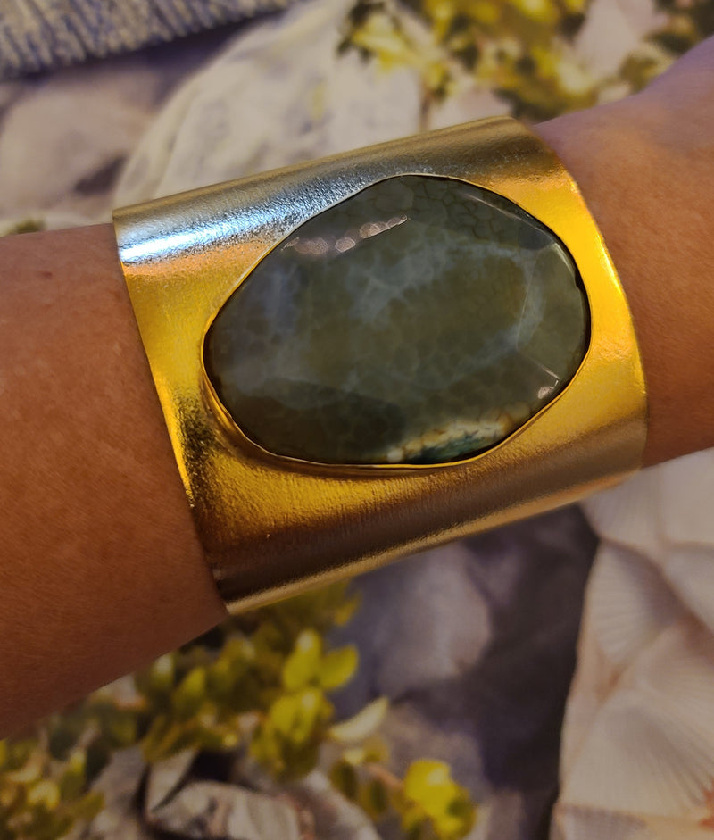 Trizia Gold Stone Cuff (Dark Blue Agate)