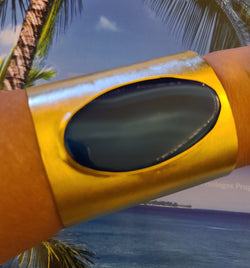 Trizia Gold Stone Cuff (Blue Oval Agate))